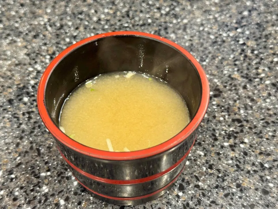 席で先に提供される温かいスープ