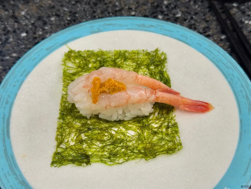 玉ねぎとソースがのったサーモン玉ねぎ寿司