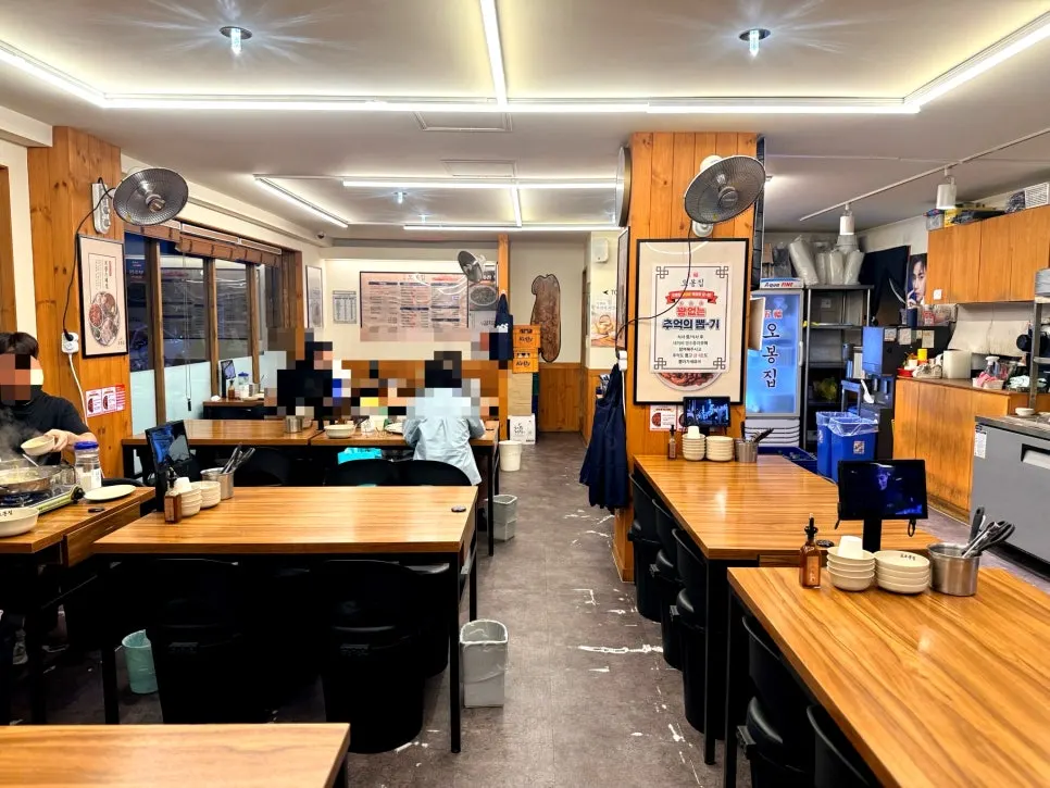 Seating and dining hall atmosphere at Obongjip Samseong Branch