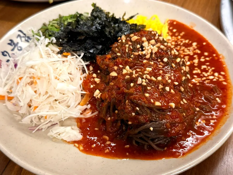 A bowl of jaengban makguksu