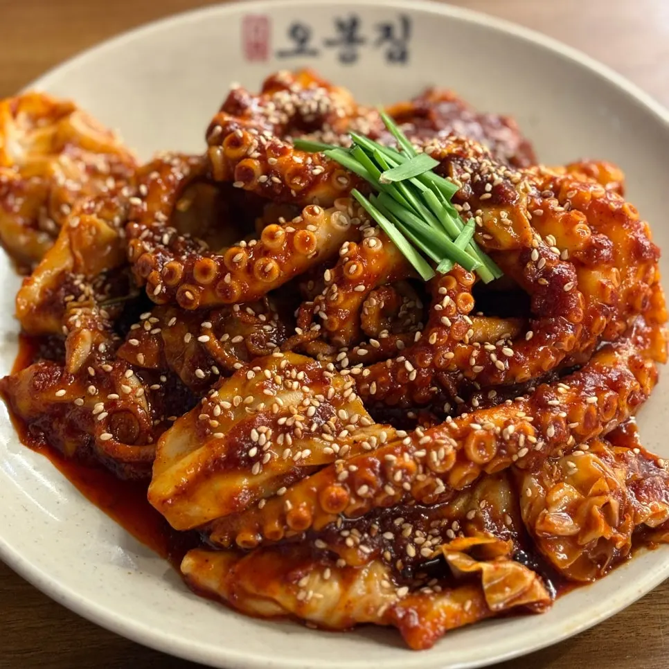 Full spread of fire-grilled octopus stir-fry at Obongjip Samseong Branch
