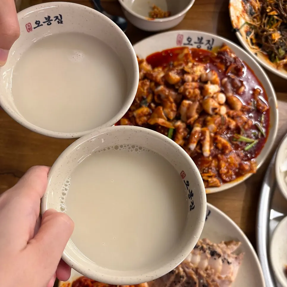Kettle of makgeolli at Obongjip Samseong Branch