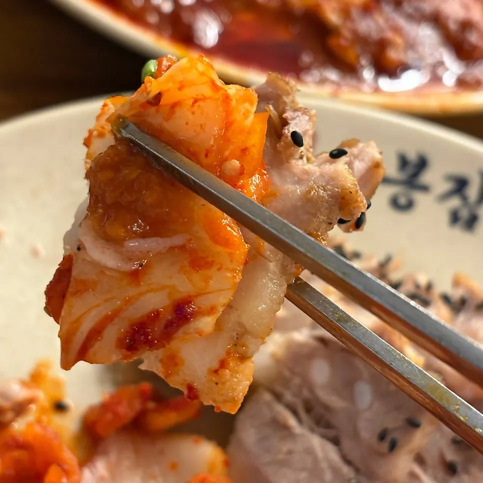 Bossam wrapped and eaten together with noodles