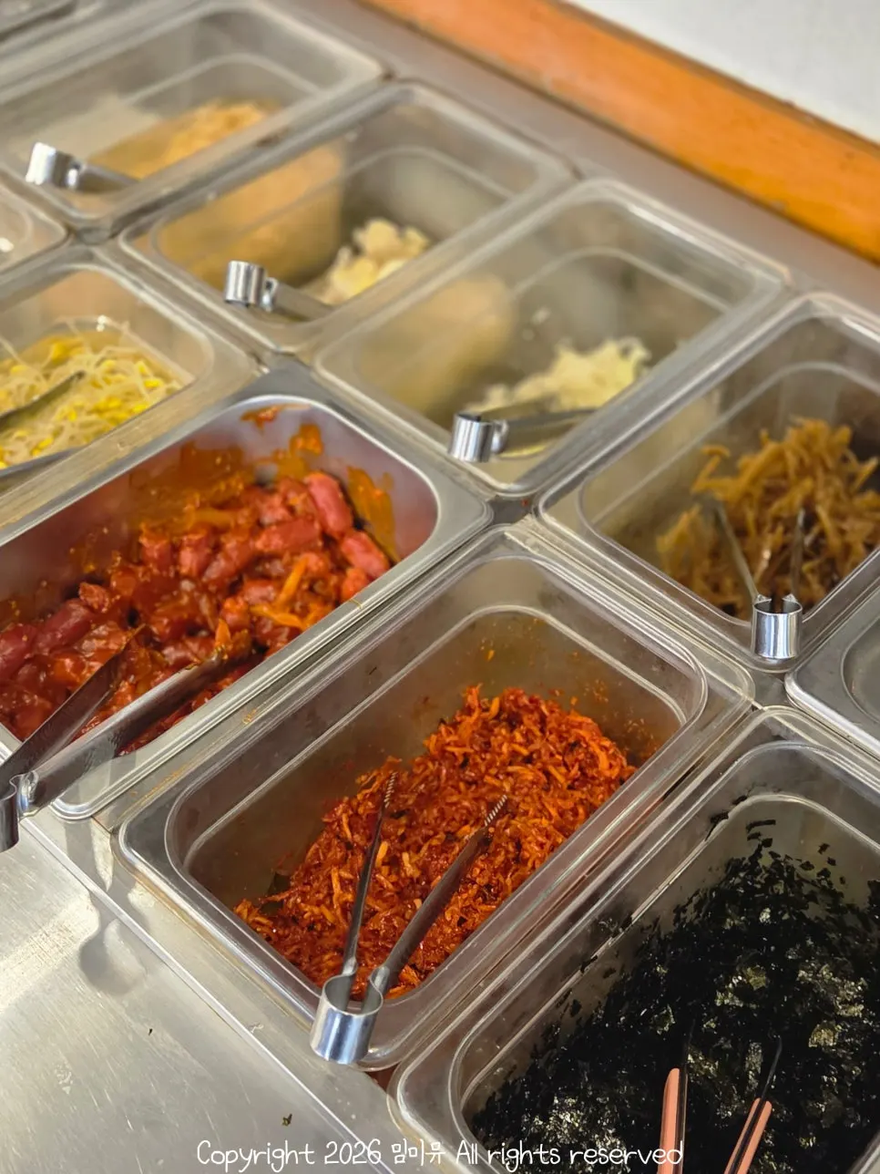 은쟁반에 차려진 9가지 반찬과 미역국