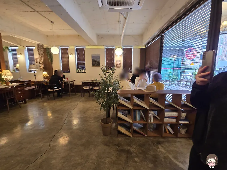 Oseuseu interior with wood-tone furniture and lighting
