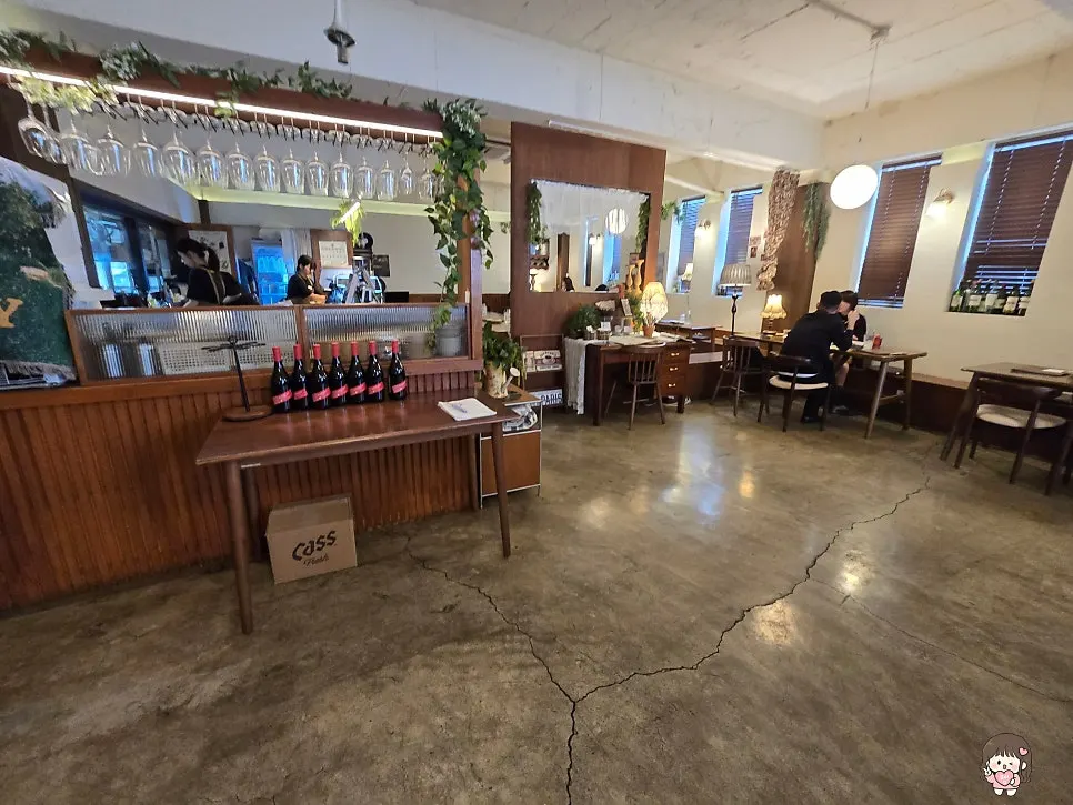 Oseuseu's open kitchen and bar area