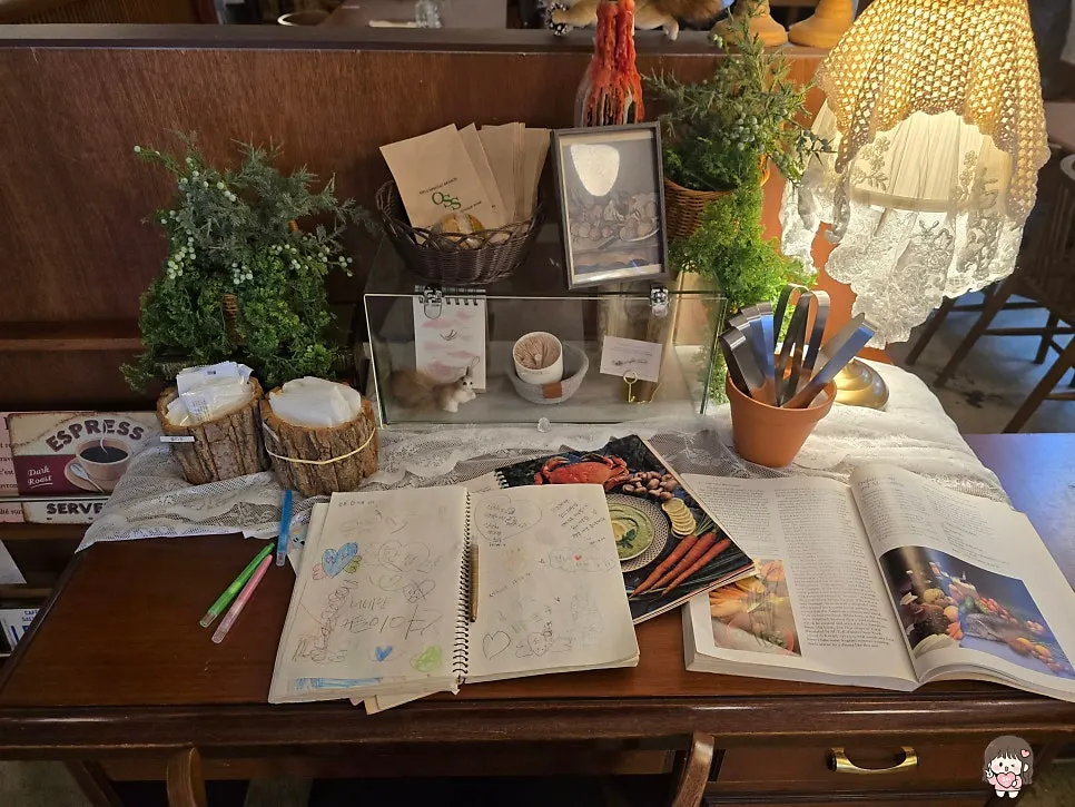 Oseuseu interior with plants and vintage props