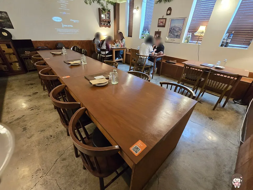 Oseuseu tables with generous spacing