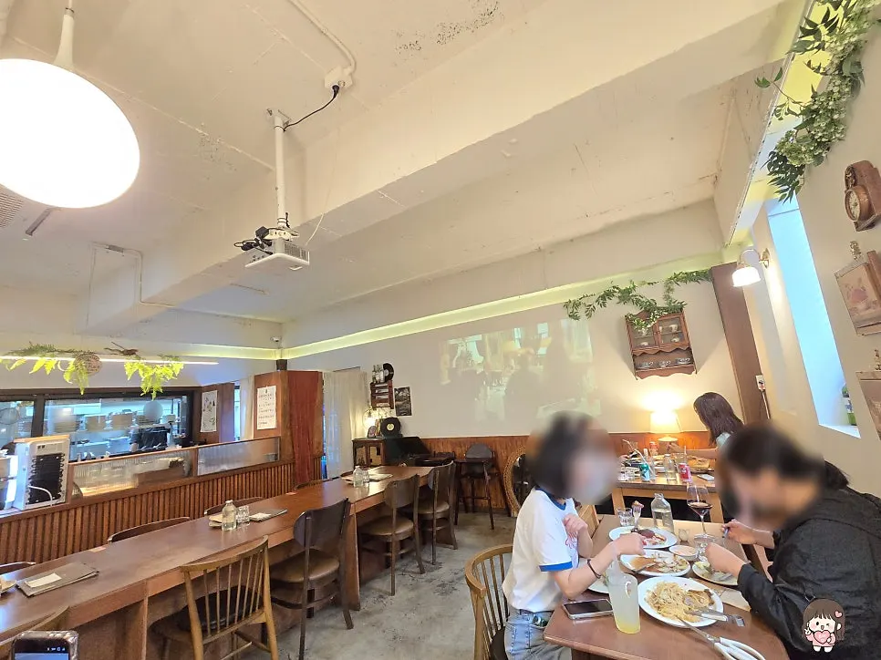 Oseuseu dining hall with projector and soft lighting