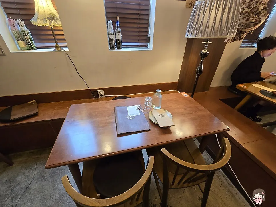 Wood table seat chosen at Oseuseu