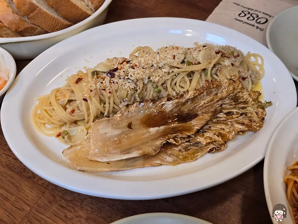 Meat crumble & aged kimchi pasta topped with aged kimchi
