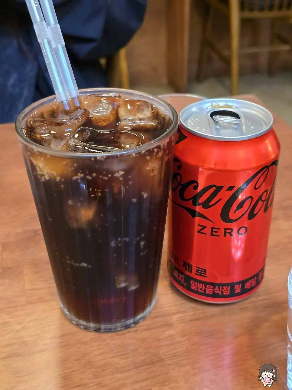 A glass of zero-sugar cola filled with ice