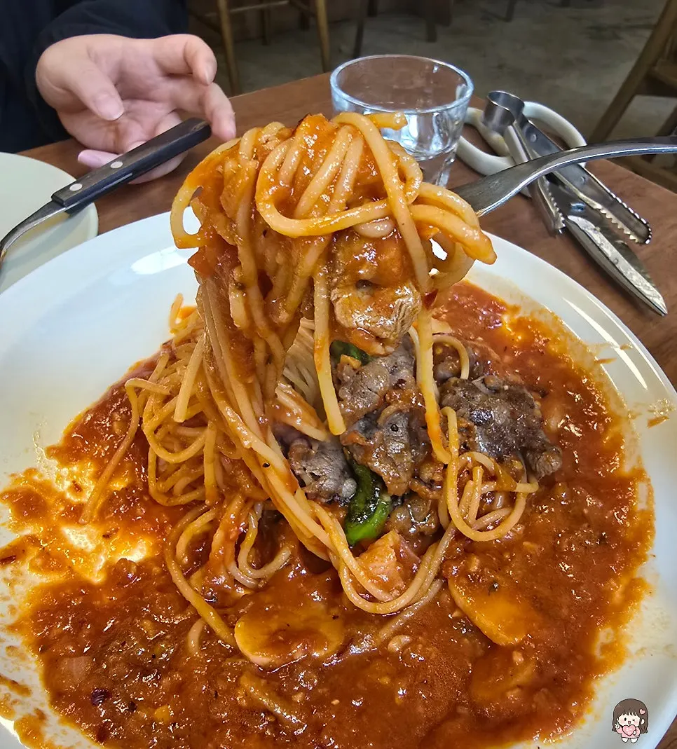 Woo samgyeop and tomato sauce twirled together on the amatriciana