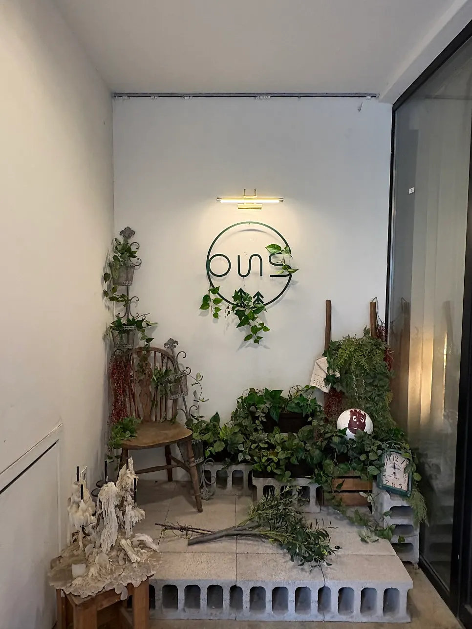 Aesthetic exterior around Oseuseu's entrance