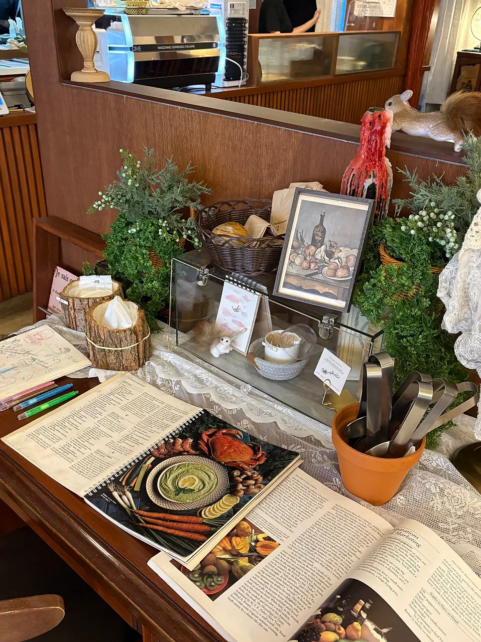Warm-toned table seating at Oseuseu