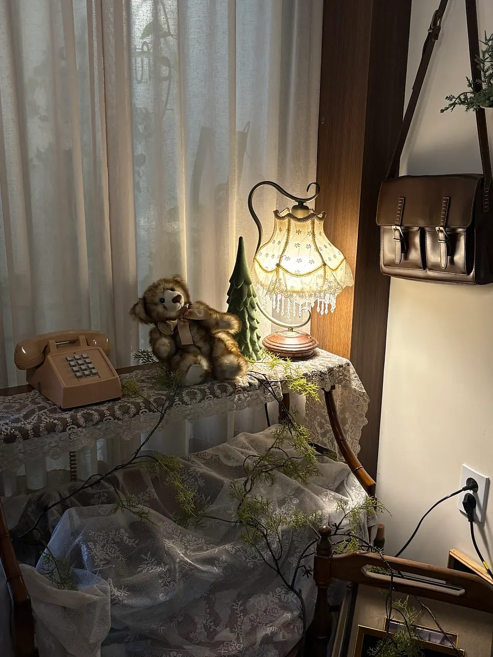 Cozy props and lighting inside Oseuseu