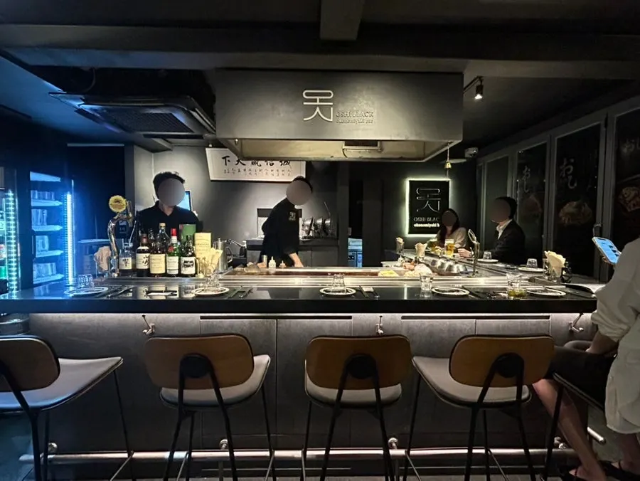 철판이 보이는 카운터 좌석