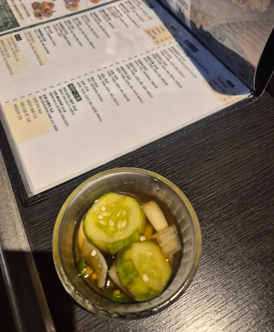 오시 블랙 성수 메뉴판과 밑반찬 피클