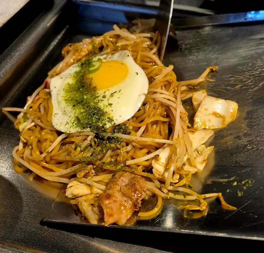 철판 위에 올려진 오시 야끼소바