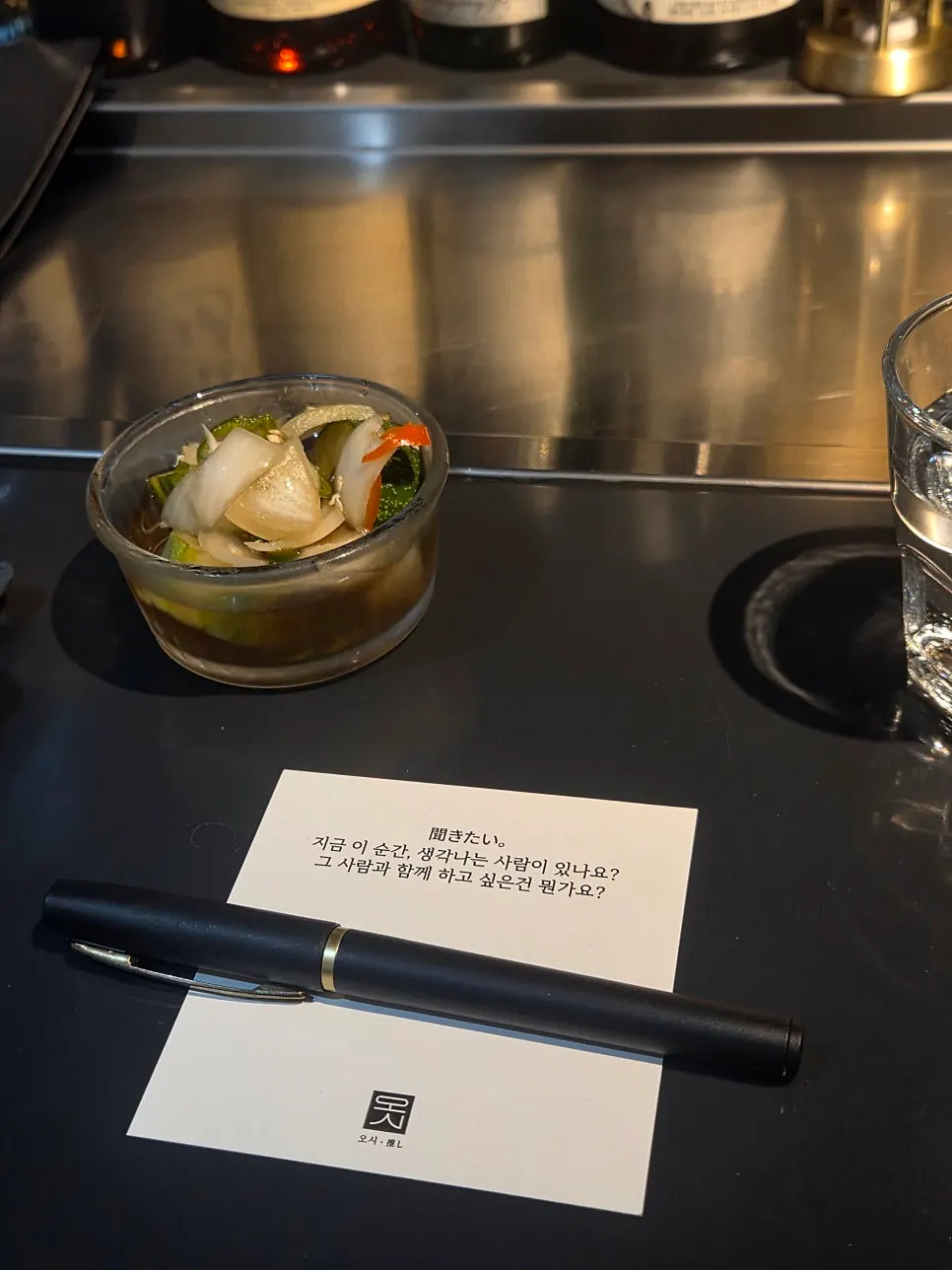 Question memo card placed at the bar table seat