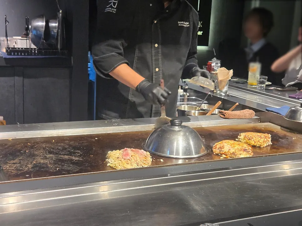 View of the bar table and teppan kitchen at Oshi Black Seongsu