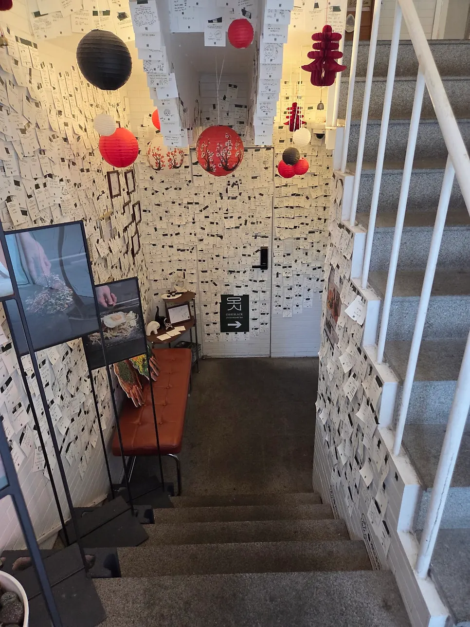 Memo notes stuck on the wall along the stairway down to the restaurant