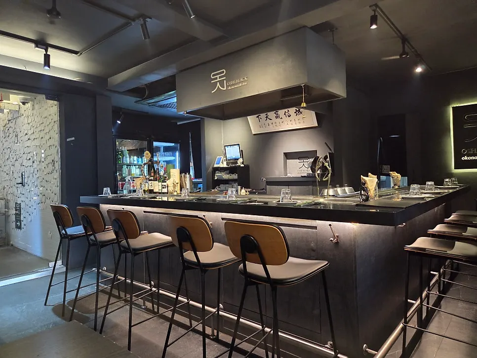 Interior of Oshi Black Seongsu decorated in an all-black color scheme
