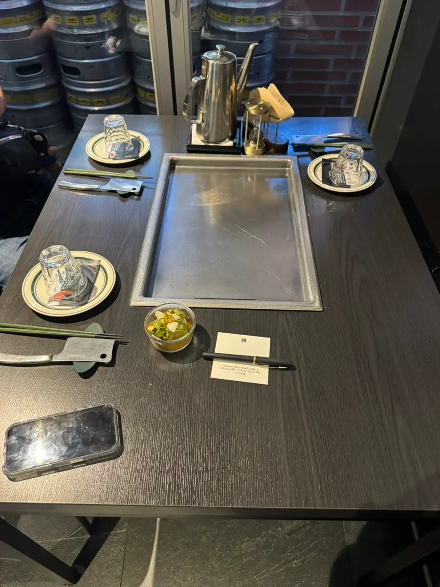 Table seating inside Oshi Black Seongsu