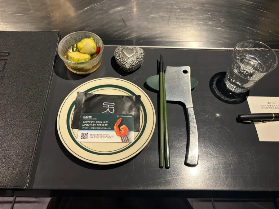 Black-toned interior of Oshi Black Seongsu