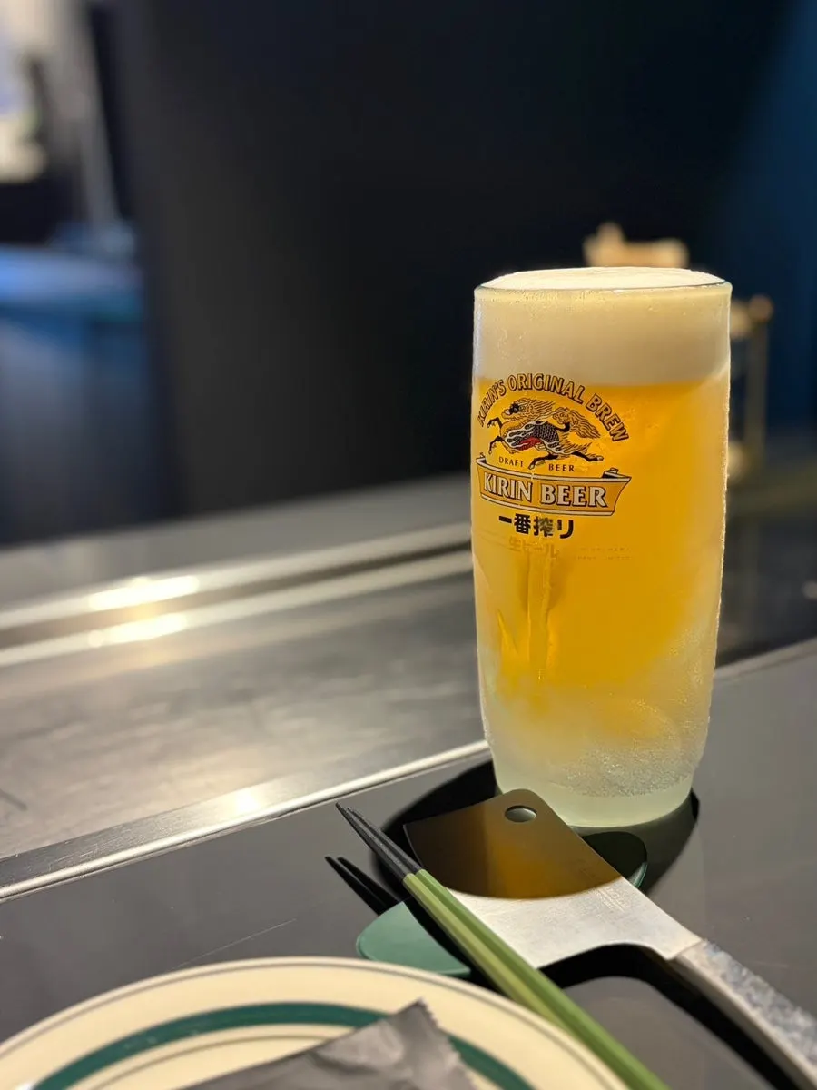 Draft beer set at the bar table in front of the teppan