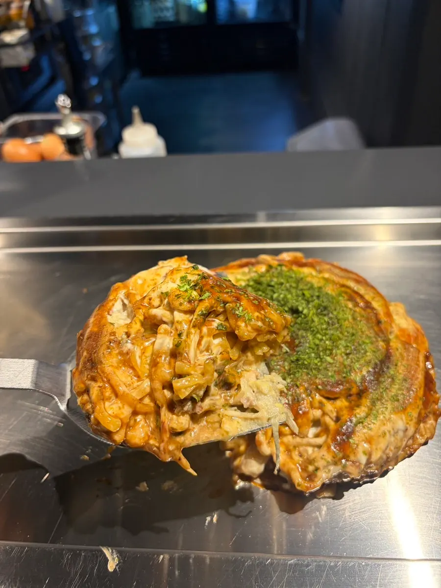 Oshi Modanyaki moved onto the table teppan