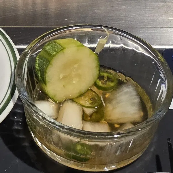 기본 사이드로 나온 수제피클