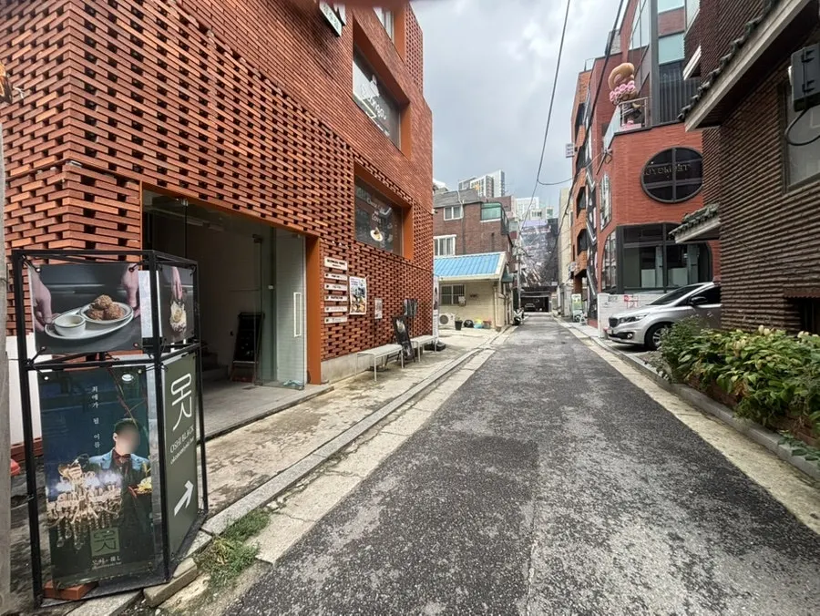 Street view near Oshi Black Seongsu close to Seoul Forest