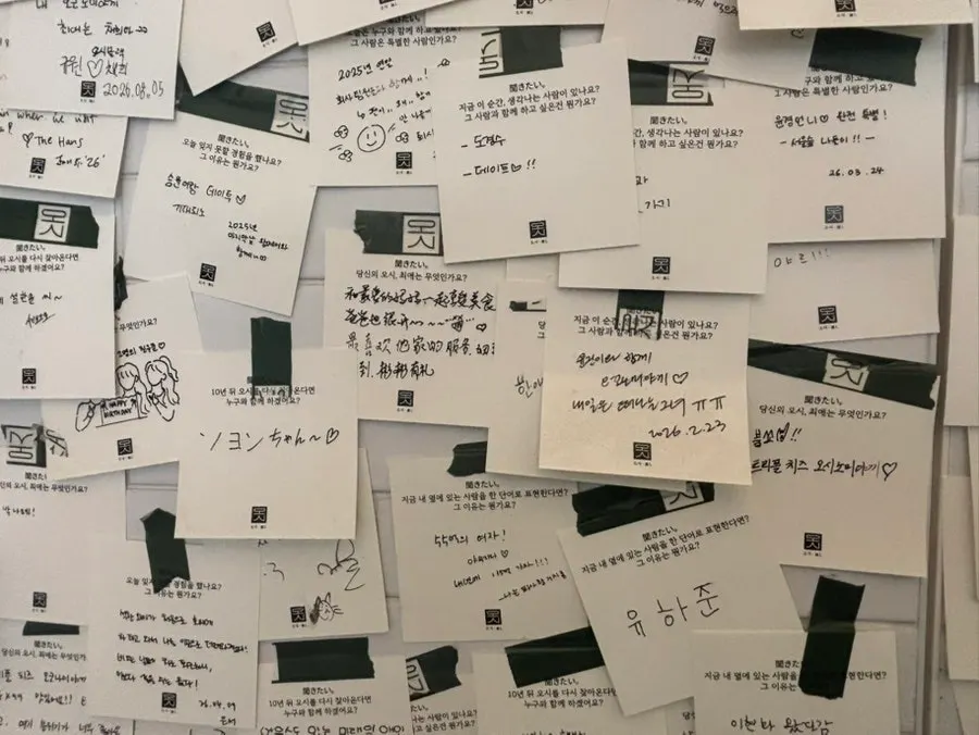 Message wall at Oshi Black Seongsu covered with handwritten cards