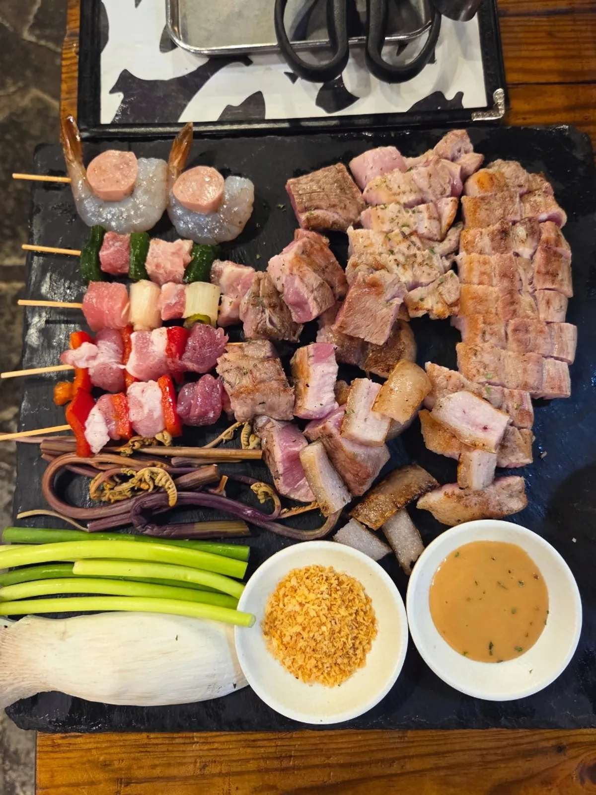 The 2-person set with pre-grilled meat and skewers