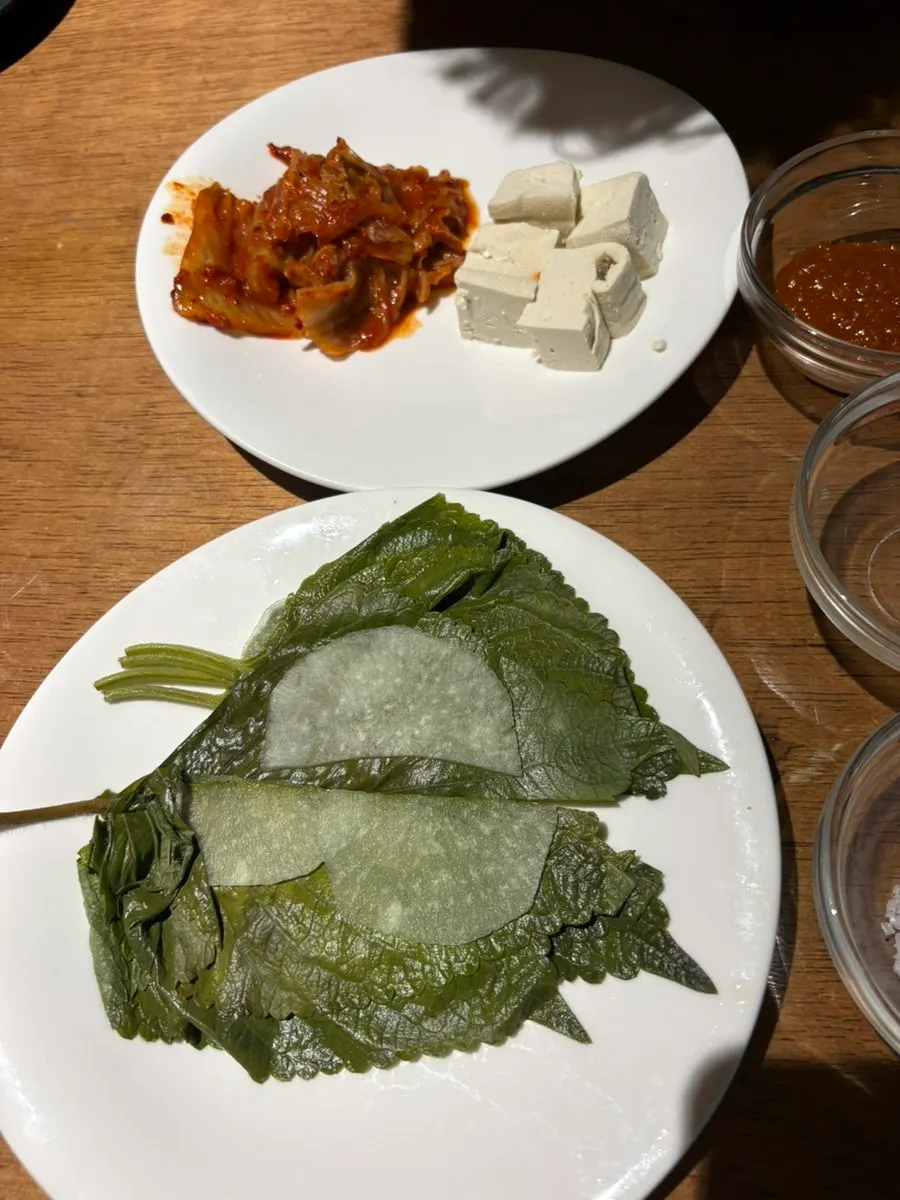 쌈장과 와사비, 소금이 담긴 기본 소스