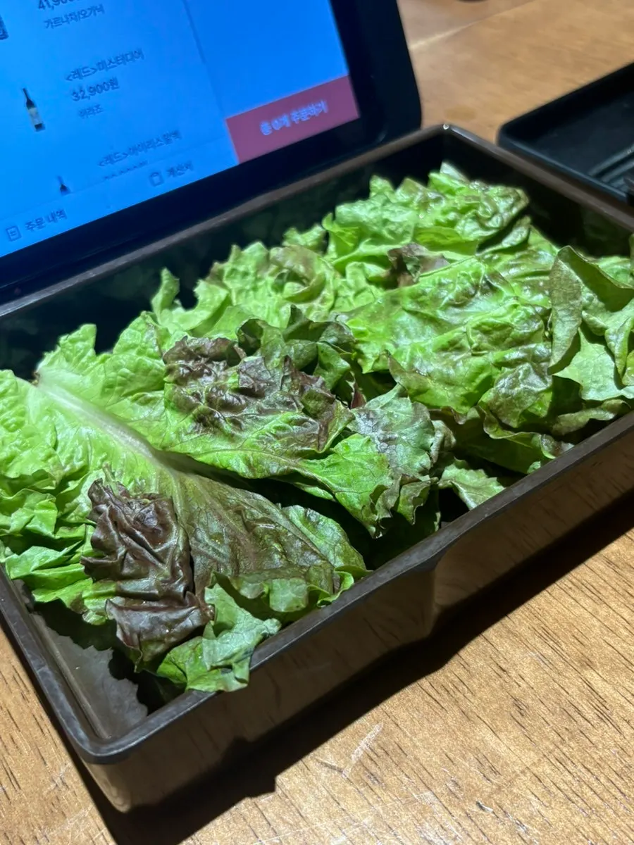 상추와 깻잎, 쌈무가 담긴 쌈채소 접시