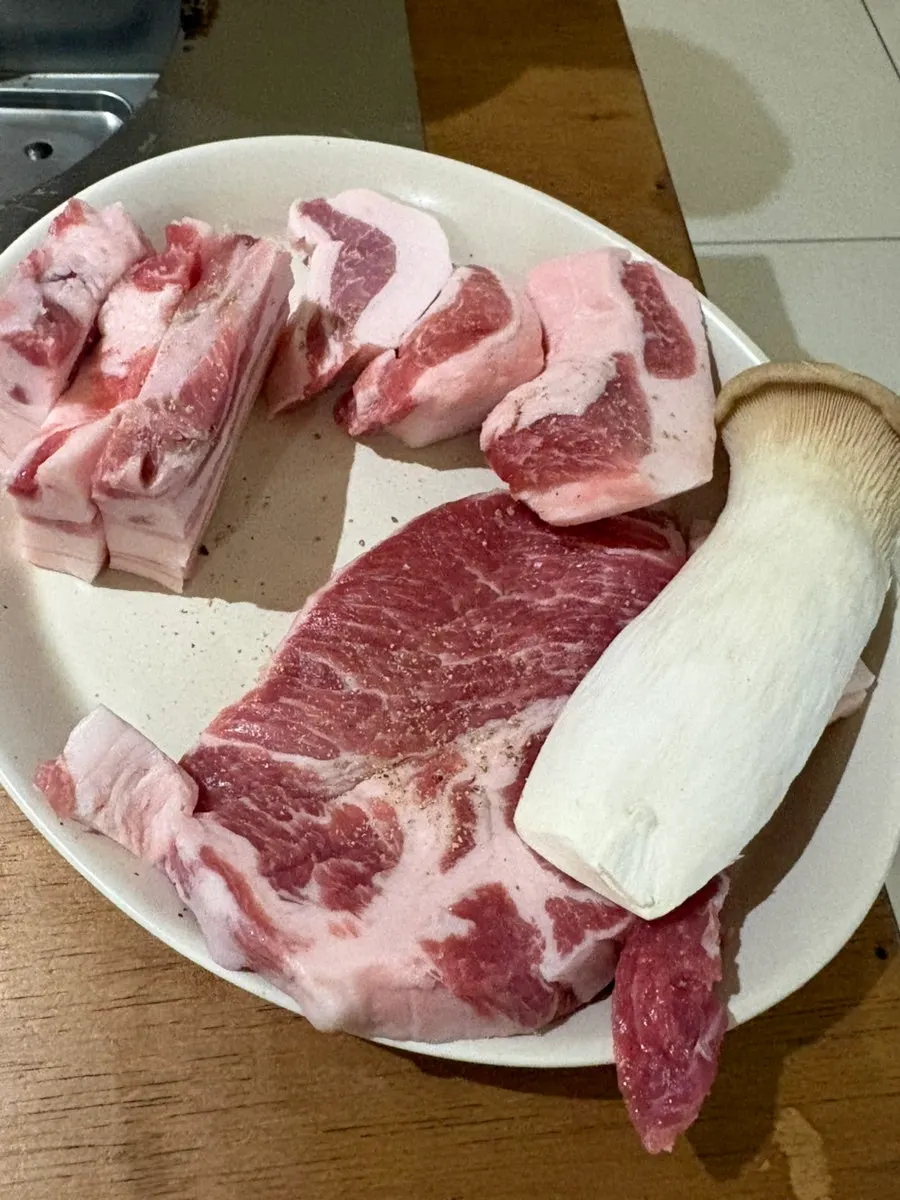 접시에 담겨 나온 특상삼겹과 특상목살 생고기
