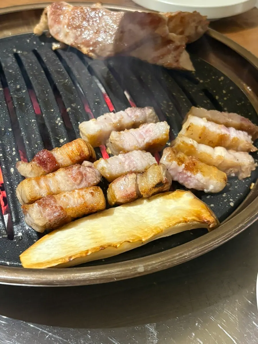 불판 위에서 구워지는 숙성 삼겹살