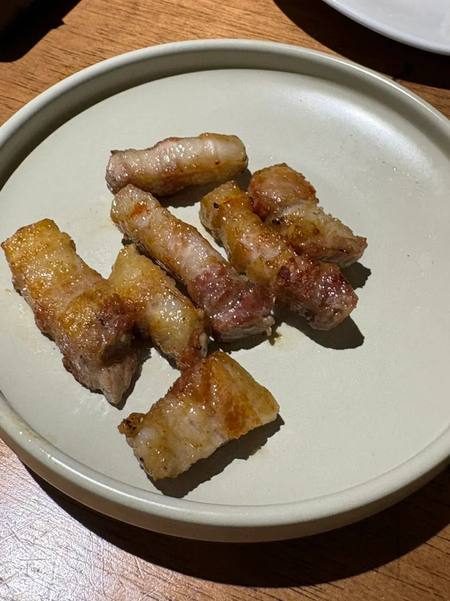 먹기 좋게 구워 접시에 담아준 삼겹살과 목살