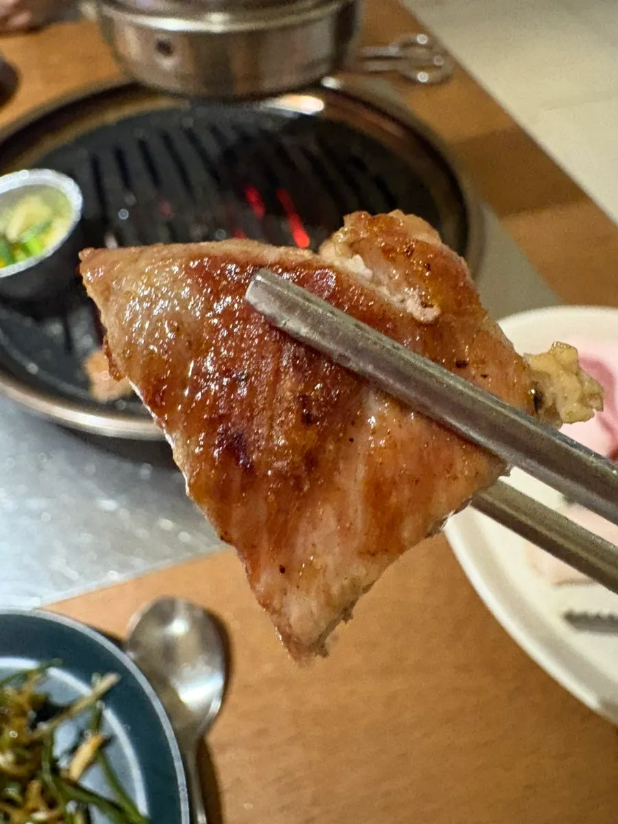 지방과 살코기가 어우러진 구운 삼겹살