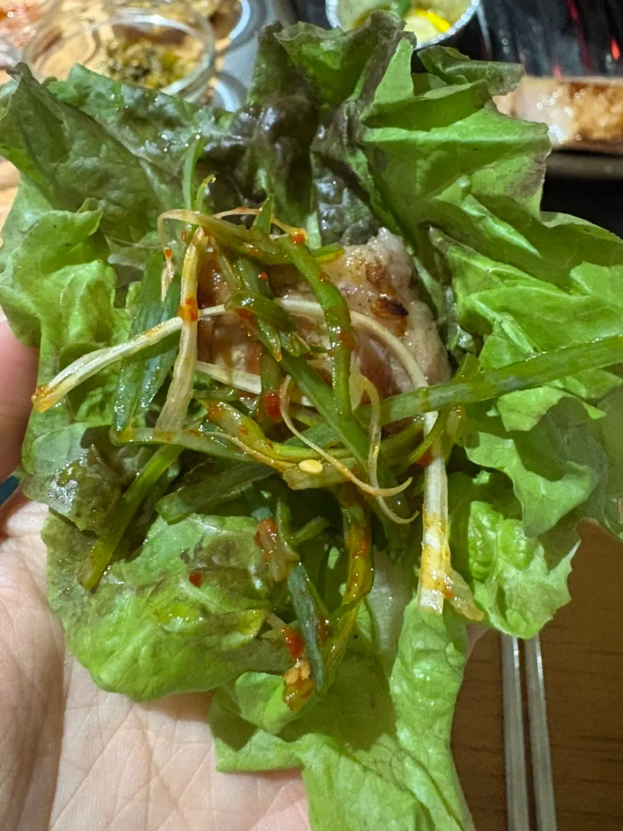 파채와 상추를 올린 고기 쌈