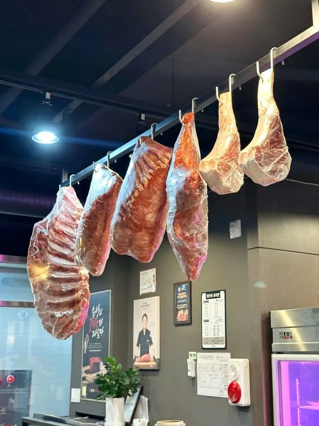넓은 홀에 놓인 고기집 테이블