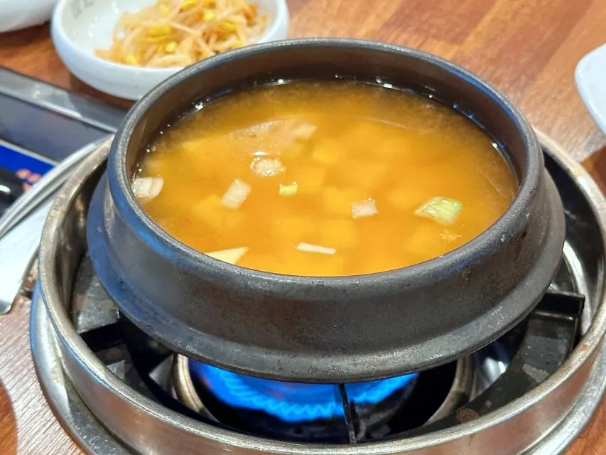불판 위에서 구워지는 오겹살