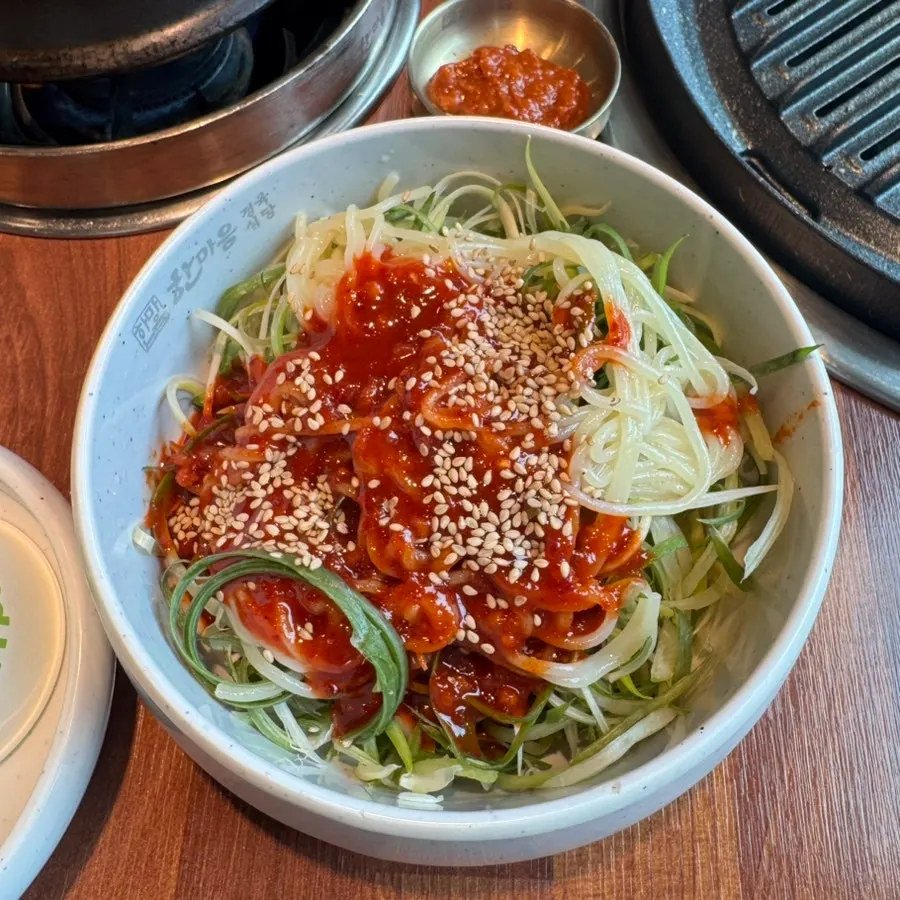 겉절이와 절임 반찬 접시
