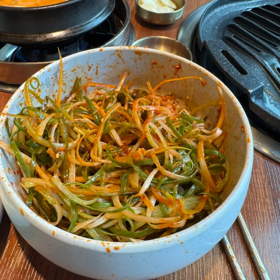 기름소금장에 찍은 구운 고기 한 점