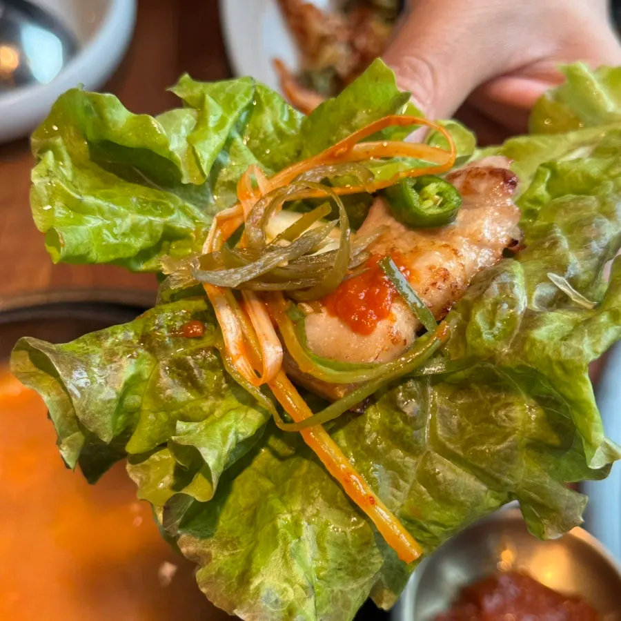 구운 고기 위에 올린 파채
