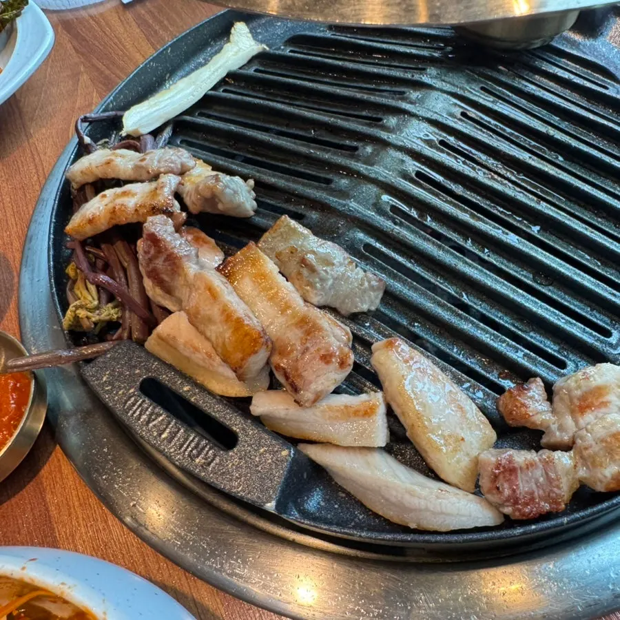 흰쌀밥 위에 올린 구운 고기