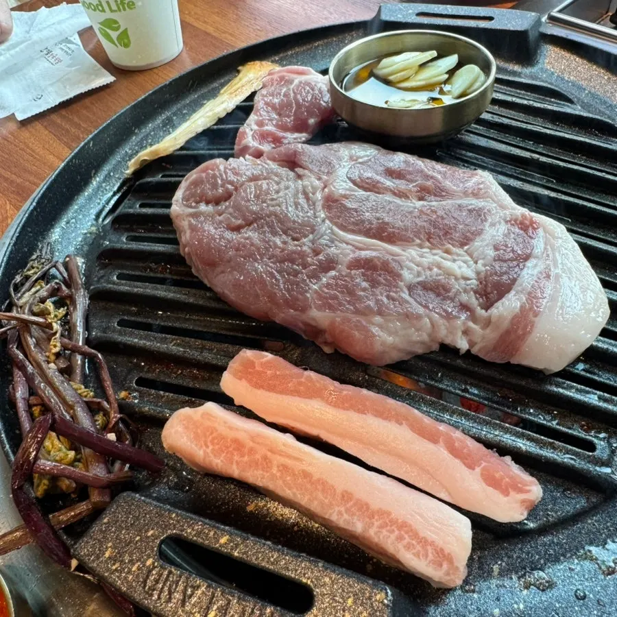 반찬과 함께 싸 먹는 고기쌈