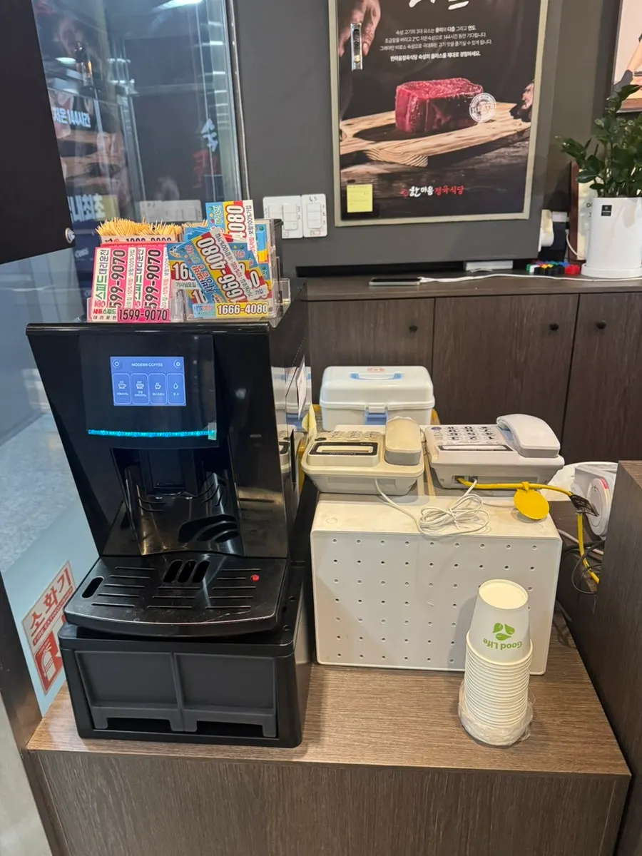 식사 마친 테이블과 매장 풍경